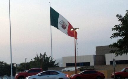 Confirman que izaron al revés la bandera en Colima
