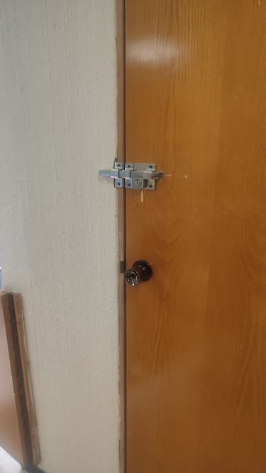 Puerta cerrada a reporteros durante hoy 25 de julio de 2023. Foto de Otilia Carvajal