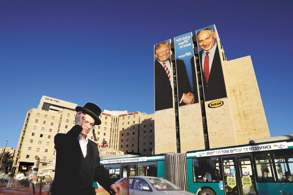Aliados. En Jerusalén y Tel Aviv hay carteles gigantes con fotos de Trump y Netanyahu dándose la mano. Foto: REUTERS