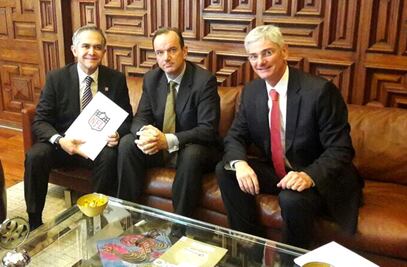 Mancera recibe a directivos de la NFL