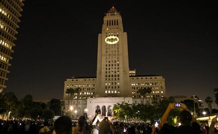 Activan la batiseñal en honor a Adam West