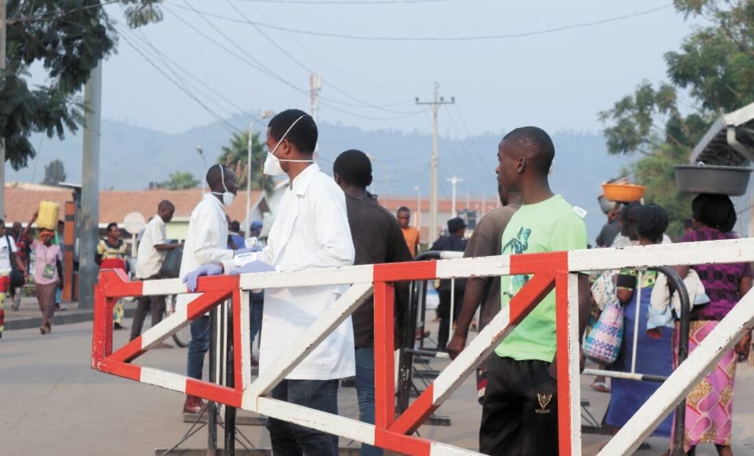 Personal médico revisa a la gente en la frontera entre la República Democrática del Congo y Ruanda. Foto: AP