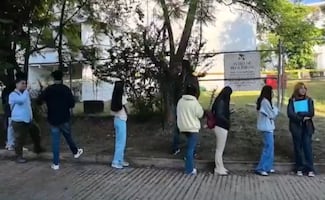 Aspirantes presentan examen de control presencial de la UNAM; llegan desde temprana hora al lugar sede en Oaxaca