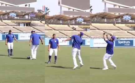 Julio Urías "arma la reta" de futbol en el Dodger Stadium