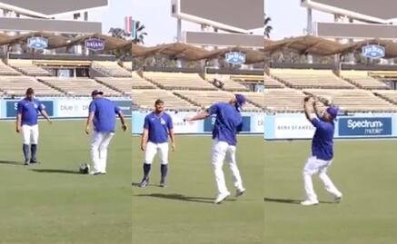 Julio Urías "arma la reta" de futbol en el Dodger Stadium