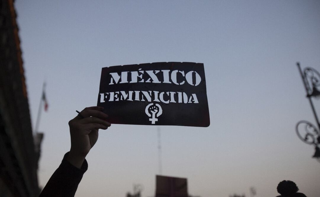 A demonstrator holds up a stencil of the Spanish message: "Mexico Femicide" in Mexico City - Photo: Ginette Riquelme/AP