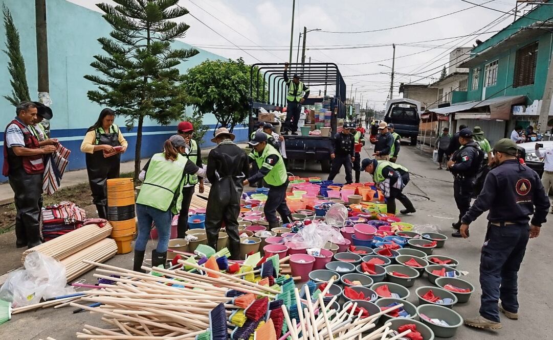 Población afectada recibió escobas, jaladores, cubetas, detergentes y desinfectantes para realizar las labores de saneamiento. Foto: Yaretzy M. Osnaya / EL UNIVERSAL