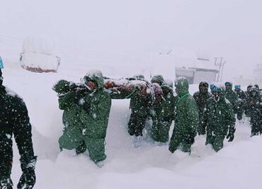 Avalancha deja al menos 41 personas atrapadas en India; rescatan a 16 trabajadores de la construcción