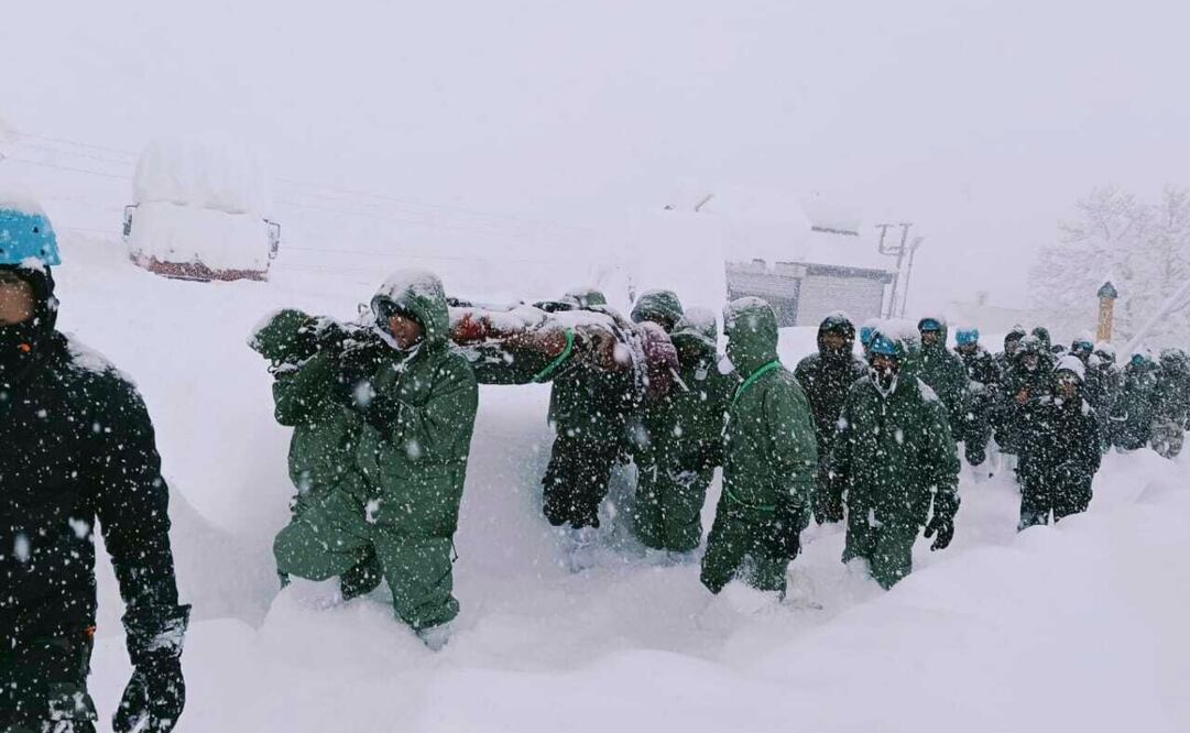 Equipo lleva a cabo operaciones de rescate para trabajadores de la construcción atrapados por una avalancha cerca del paso de Mana en el estado norteño de Uttarakhand en el distrito de Chamoli, India, el viernes 28 de febrero de 2025. Foto: AP