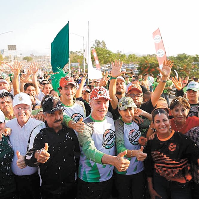 En tres de los ahora seis carriles de la vía se realizó una carrera atlética organizada por el Instituto Sinaloense del Deporte, que dirige Paola Moncayo. Especial