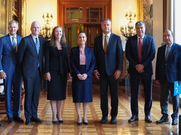 Sheinbaum se reúne con CEO de Walmart y su equipo en Palacio Nacional; confirma inversión de más de 6 mil mdd