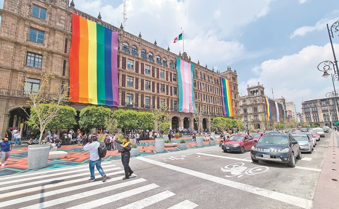 Desde ayer luce la decoración conmemorativa por el mes del orgullo. Foto: EDUARDO HERNÁNDEZ. EL UNIVERSAL