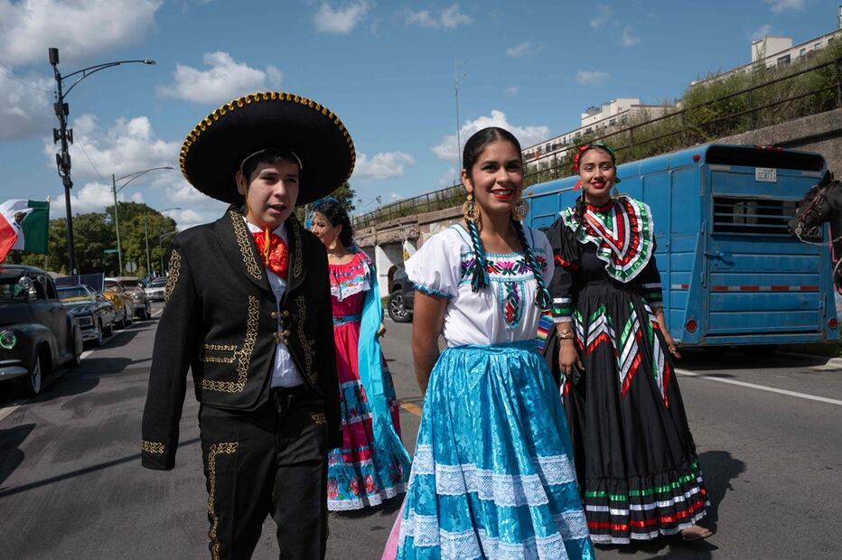 La gente se prepara para participar en el desfile del Día de la Independencia de México en la calle 18, en el barrio predominantemente hispano de Pilsen, el  en Chicago, Illinois.  Foto: AFP