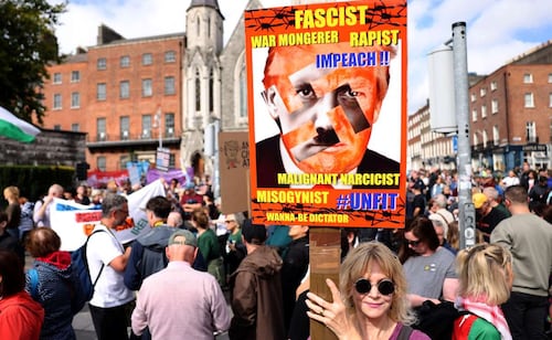 "Trump, no eres bienvenido"; 10 mil personas protestan en Irlanda contra su visita al campeonato de golf