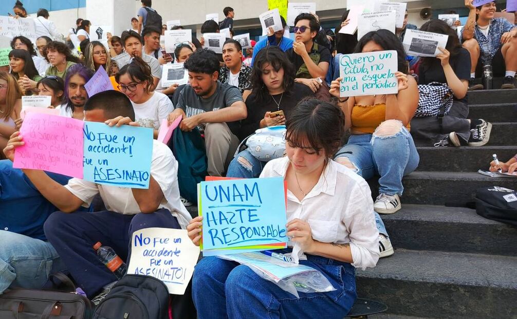 Estudiantes del FES Acatlan acudieron esta tarde a la presidencia municipal de Naucalpan. Foto: Rebeca Jiménez