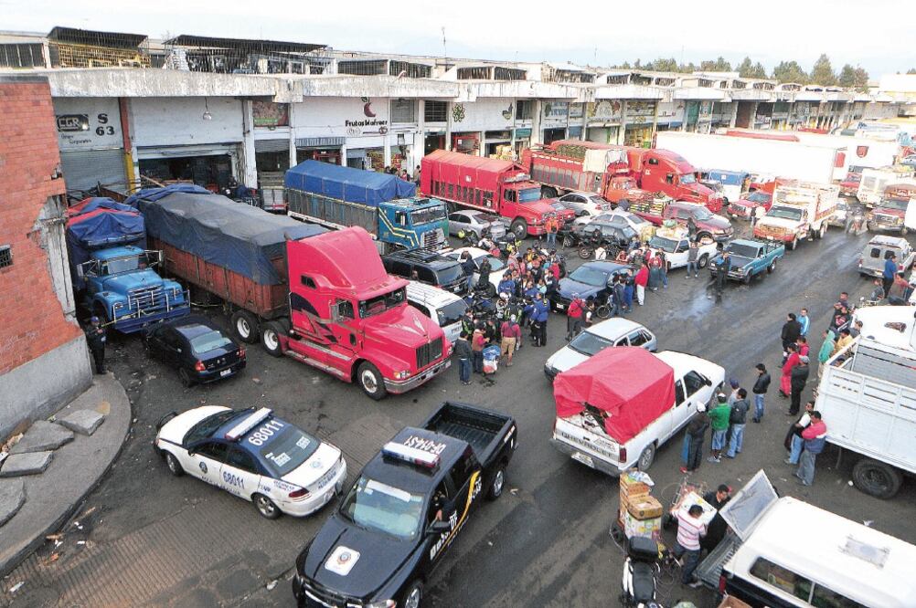 Una persona muerta, otra herida y un detenido fue el saldo de un operativo que se realizó en la Central de Abasto contra la banda de Los Oaxacos que presuntamente se dedicaban a extorsionar a comerciantes (HUGO GARCÍA. EL UNIVERSAL)