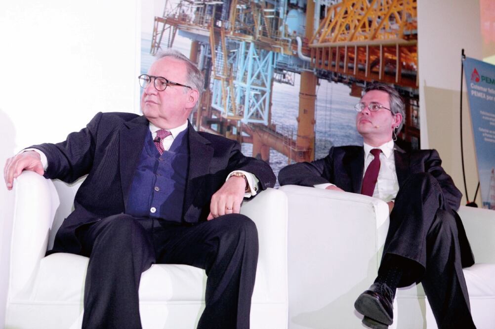 Jesús Reyes Heroles, organizador del foro Energy México 2018, acompañado por Miguel Messmacher, subsecretario de Hacienda (CORTESÍA)