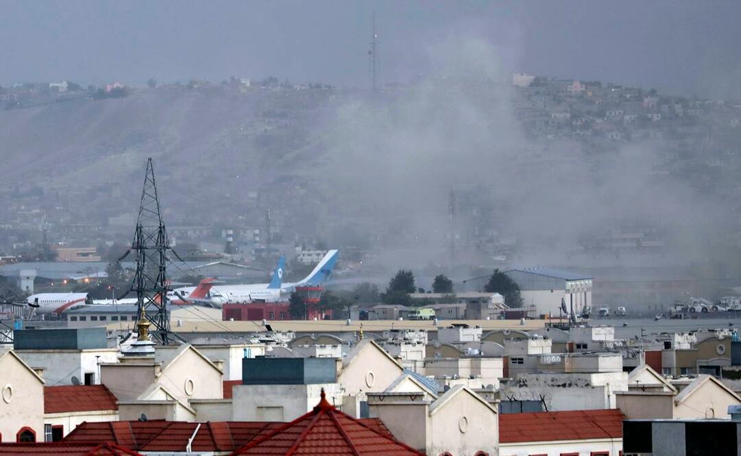 Humo proveniente de una explosión fuera del aeropuerto de Kabul, Afganistán, en agosto de 2021. Foto: AP