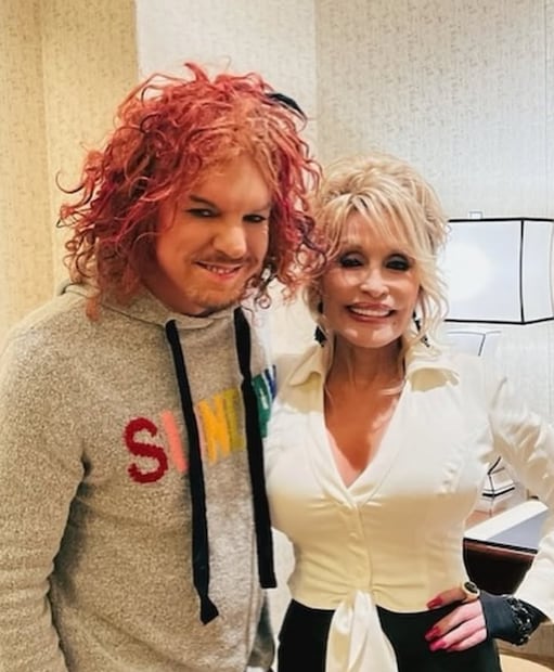 Carrot Top le dedicó este mensaje a Dolly Parton tras su muerte:
"Día triste... Fui tan bendecido de haberla conocido. Ella fue una de las almas más talentosas y dulces que han caminado en esta tierra. Dios te bendiga".
Instagram carrottoplive