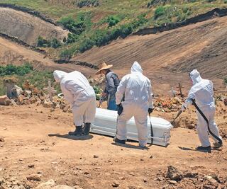 Covid rebasa cementerio en Tijuana: así como llegan cuerpos, se llenan los hoyos