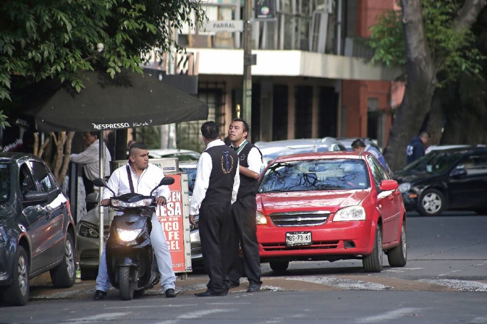 En su edición impresa del 1 de febrero, El UNIVERSAL denunció que en colonias como la Roma, Condesa y Polanco, los valet parking, en contubernio con franeleros, apartan los espacios que corresponden a los parquímetros (ALEJANDRA LEYVA. EL UNIVERSAL)