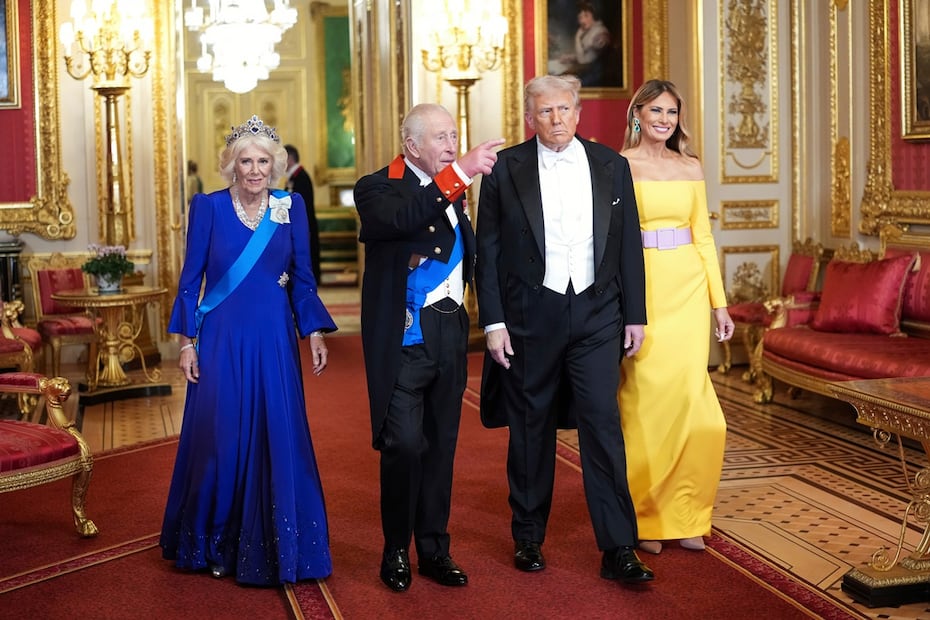 El presidente de Estados Unidos, Donald Trump, y la primera dama, Melania Trump (derecha), llegan con el rey Carlos y la reina Camila para el banquete oficial de Estado en el Castillo de Windsor, en Windsor, Inglaterra. Foto: AP