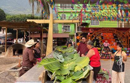 Con un zacahuil de ocho metros festejan Día de Muertos en Pisaflores, Hidalgo