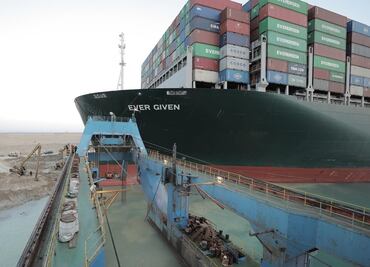 Liberan buque Ever Given encallado en el Canal de Suez
