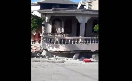 Edificios dañados y personas en la calle, las imágenes tras el terremoto de 7.2 en Haití