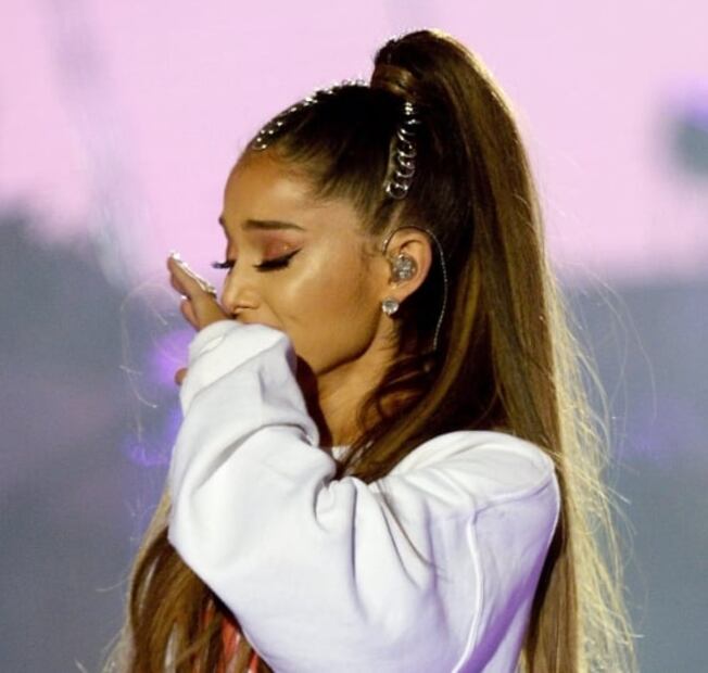 Ariana Grande envía regalos navideños a hospitales de Manchester, tras cinco años del atentado terrorista