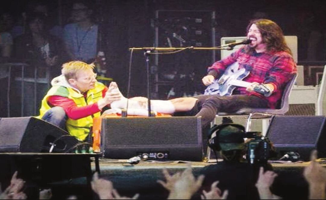 Concluyó el show sentado en una silla y con la pierna derecha inmovilizada. Foto: Twitter