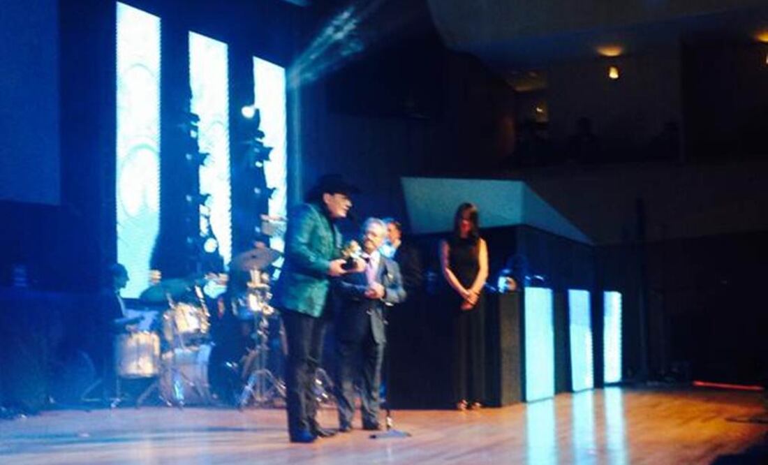 José Manuel Figueroa no dudó en llamar por teléfono a su padre para que él mismo agradeciera la distinción. FOTO: Twitter/@SACM_Oficial