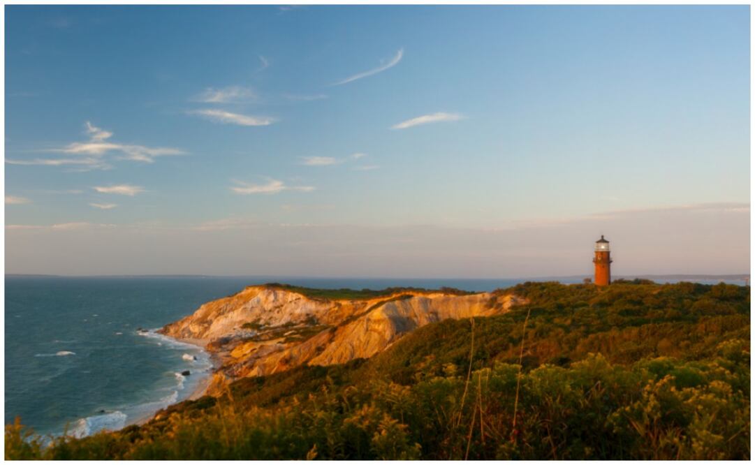 Faros y acantilados en Martha´s Vineyard. Para conocerlos, lo mejor es rentar una bici. (Foto: iStock)