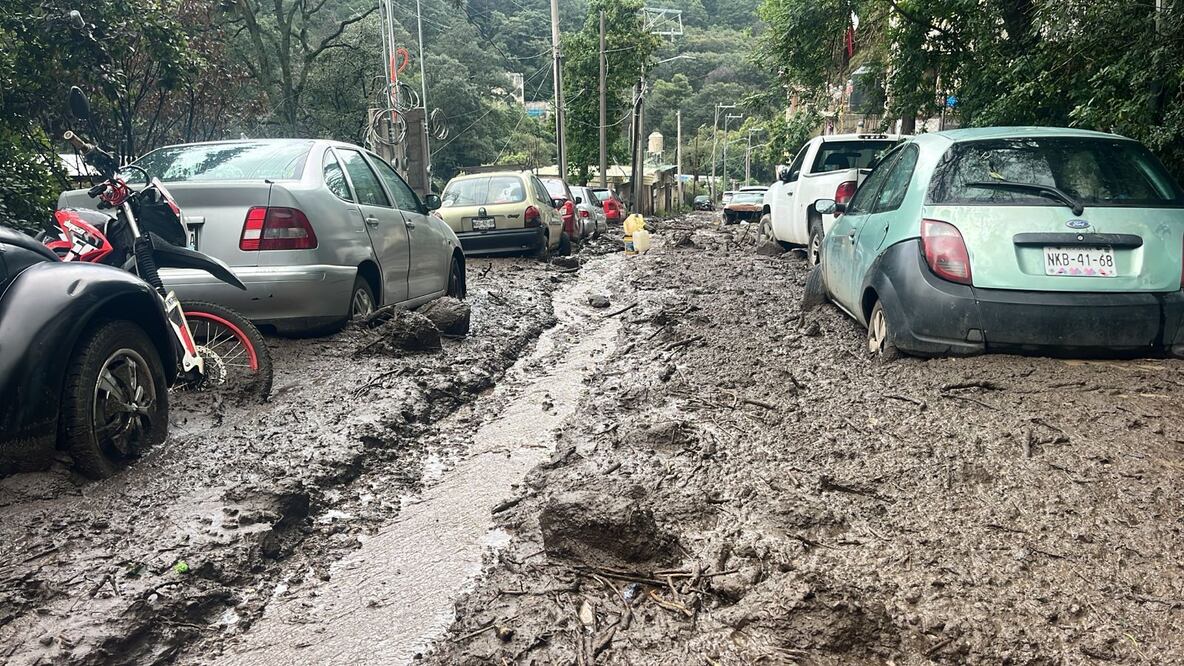 Como consecuencia de las lluvias torrenciales ocurridas la noche del jueves 5 de septiembre, un cerro se desgajó, provocando una avalancha de lodo, piedras y árboles. (Foto: Especial)
