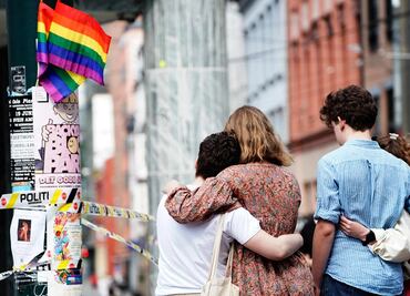 "Las balas no pueden matar al amor": rinden homenaje a víctimas tras tiroteo contra comunidad LGBTTTI+ en Noruega
