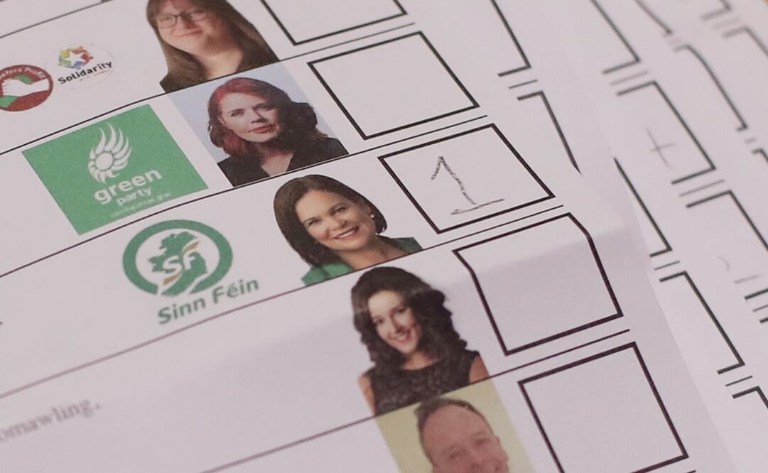 Un voto de preferencia para Mary Lou McDonlad, líder del Sinn Féin durante el recuento de las elecciones generales irlandesas - Foto: REUTERS