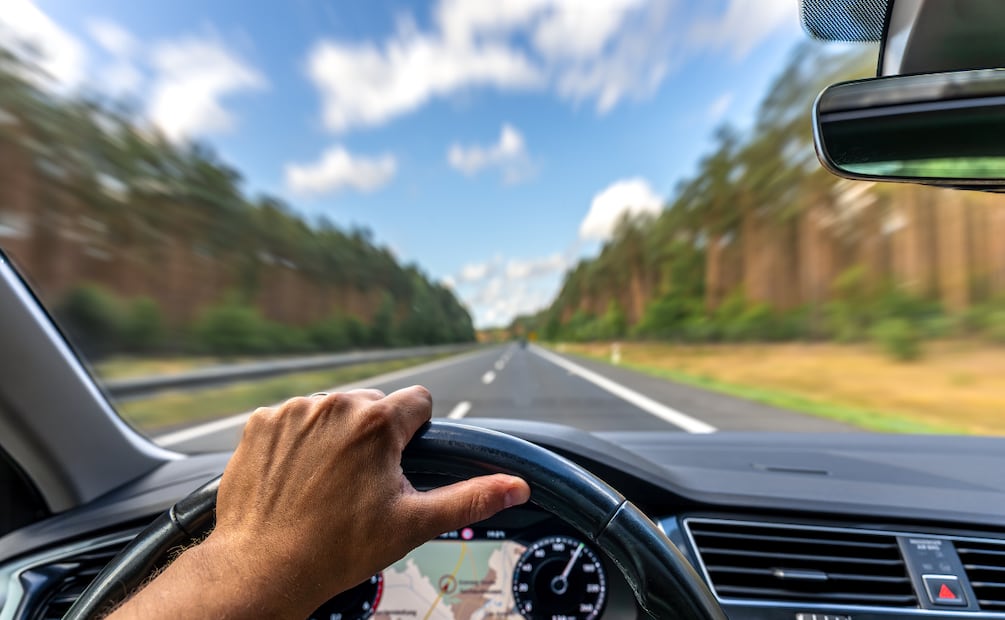 Puedes aplicar el freno de motor para manejar con mayor protección en pendientes. Foto: Freepik