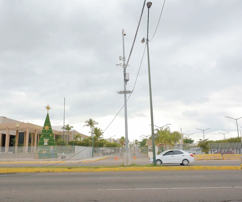 De acuerdo con reportes oficiales, ocupantes de por lo menos cuatro vehículos realizaron detonaciones contra equipos de seguridad. Foto/ESPECIAL