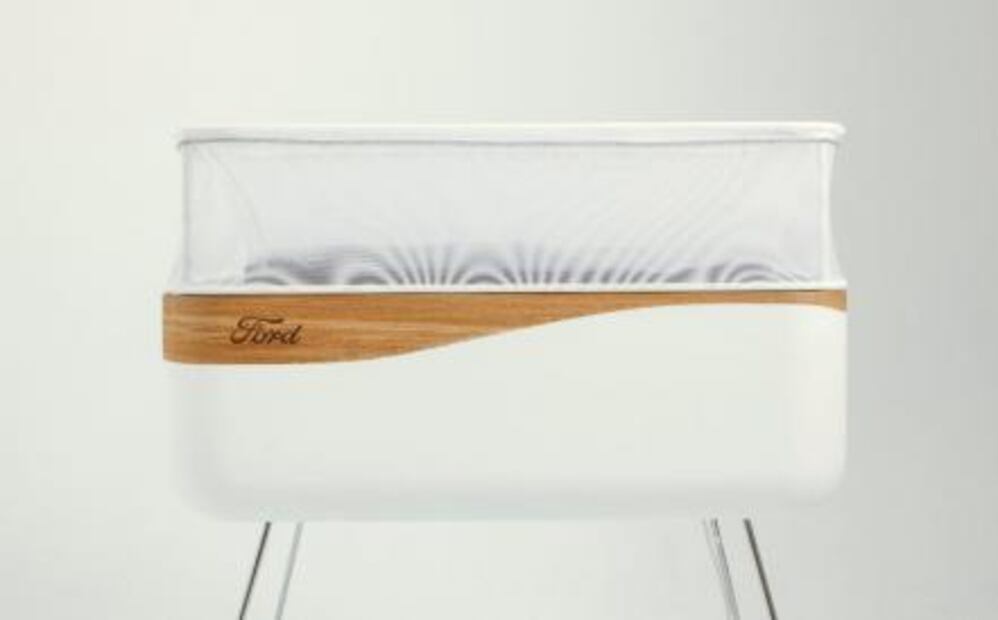 Ford crea cuna que simula movimento de un auto