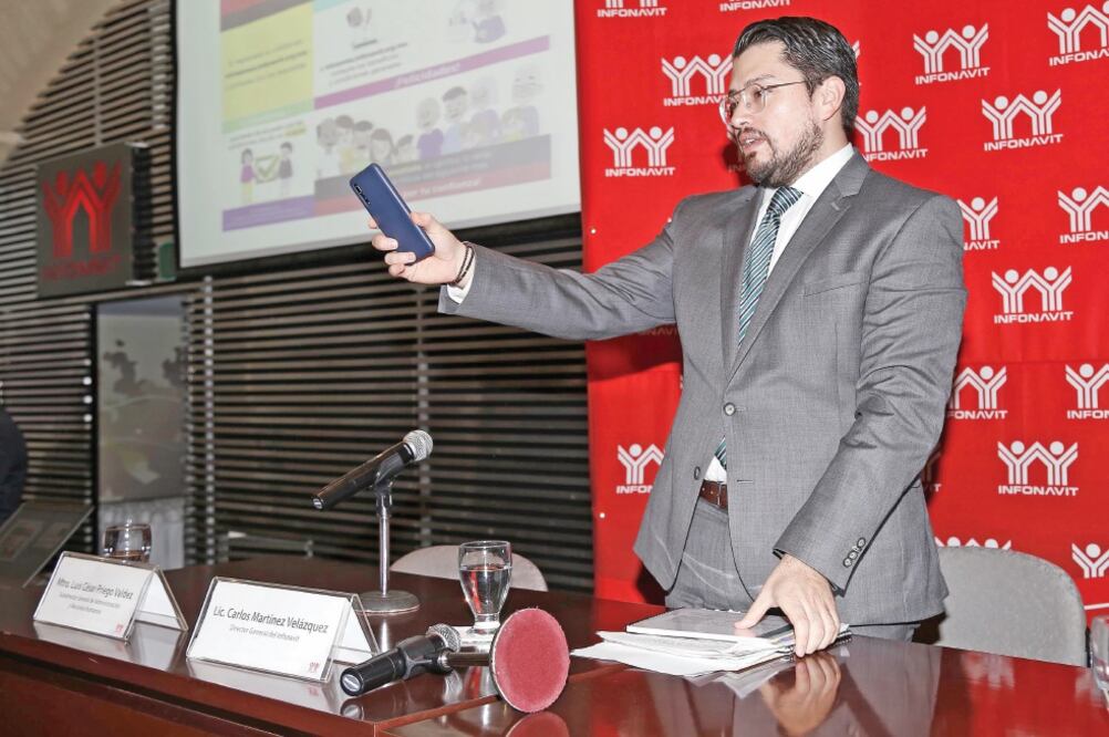 Anuncio. Carlos Martínez informó el retiro de dos pantallas gigantes en el edificio sede del Infonavit. Foto: AGUSTÍN SALINAS. EL UNIVERSAL