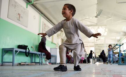 Niño afgano baila al recibir prótesis de su nueva pierna