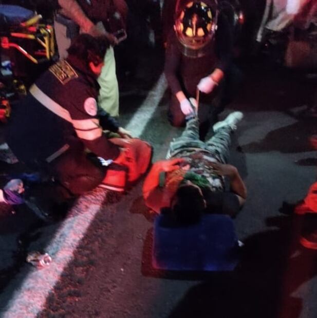 Choque de autobús contra tres autos particulares deja 21 lesionados en México-Pachuca