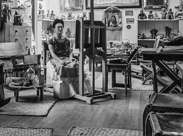 Este es el libro que analiza a Frida Kahlo por sus 152 pinturas y no desde la mercadotecnia