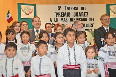 Tengo un corazón y ya saben de qué color es: Eruviel Ávila