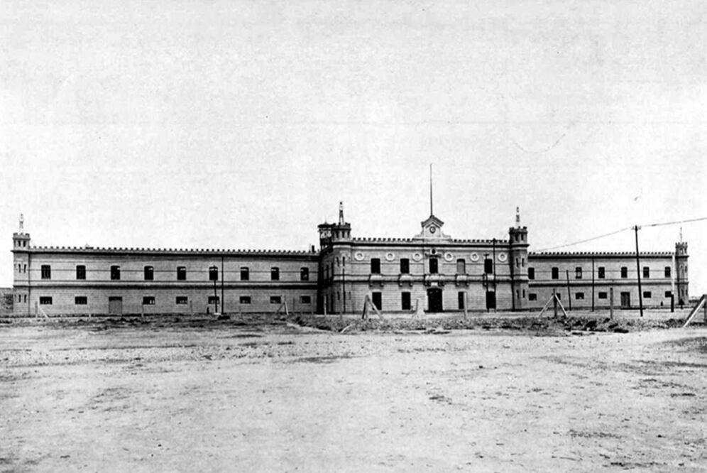 La Penitenciaría de Lecumberri en una toma cercana a 1900. El legendario Palacio Negro, obra de Antonio Torres Torija, Antonio M. Anza y Miguel Quintana, abrió sus puertas el 29 de septiembre del mismo año; posteriormente el inmueble se transformó en el Archivo General de la Nación, inaugurado en 1982. Imagen: Col. Villasana-Torres