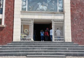 Dan último adiós a mujer fallecida tras ser atropellada por camión de basura en San Mateo Nopala, Edomex; realizan misa de cuerpo presente