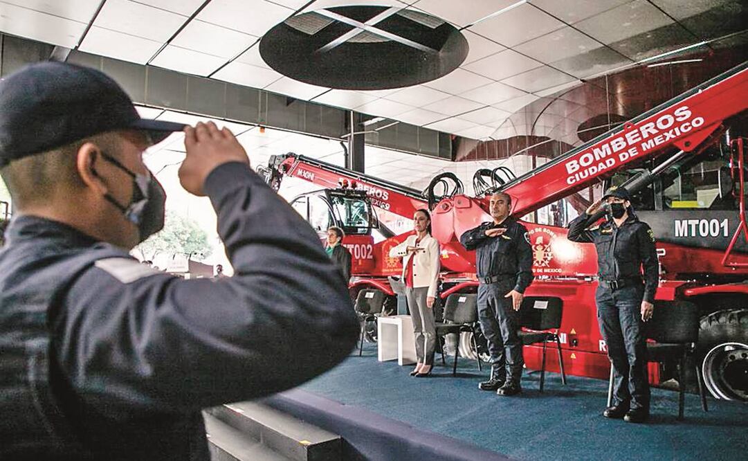 En la estación de bomberos Ave Fénix, la jefa de Gobierno, Claudia Sheinbaum, recordó que el año pasado se compraron 45 unidades para los rescatistas. Foto: Especial.