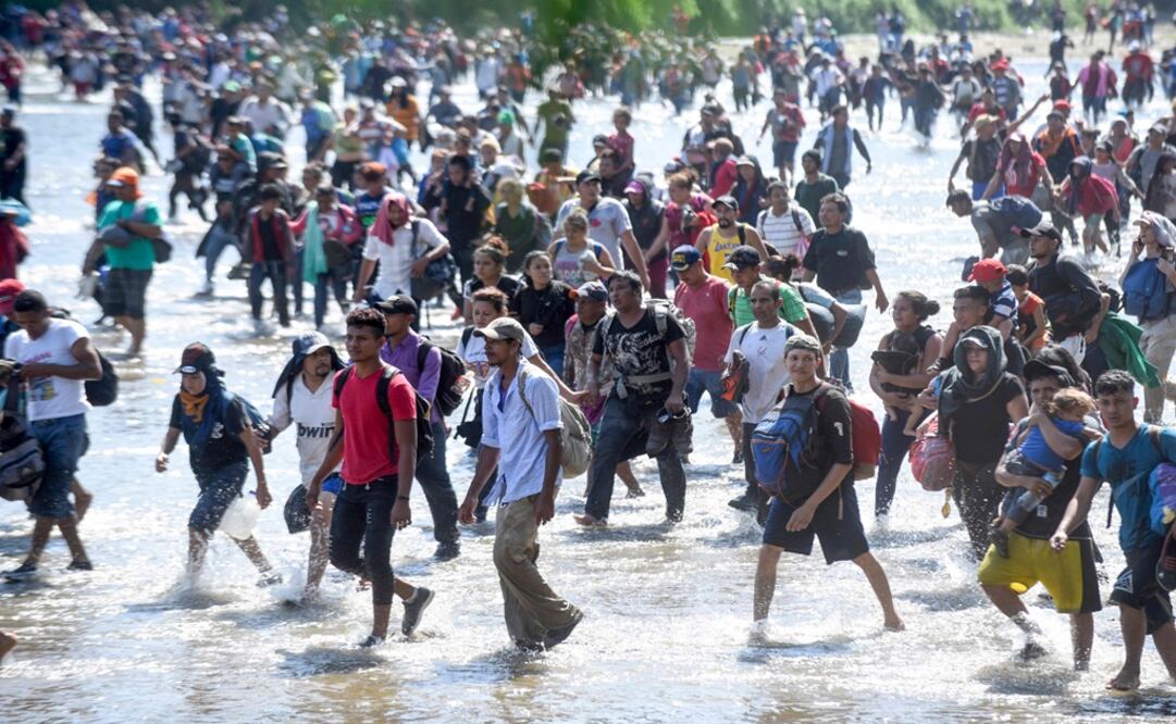 Central American migrants - mostly Hondurans travelling in caravan to the US- cross the Suchiate River - Photo: Johan Ordoñez/AFP