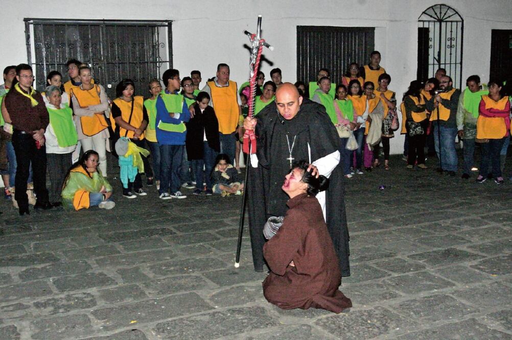 El hombre con vestimenta religiosa es el actor José Manuel Espinosa, quien representa a "El Inquisidor", un cura maldito (OMAR CONTRERAS. EL UNIVERSAL)