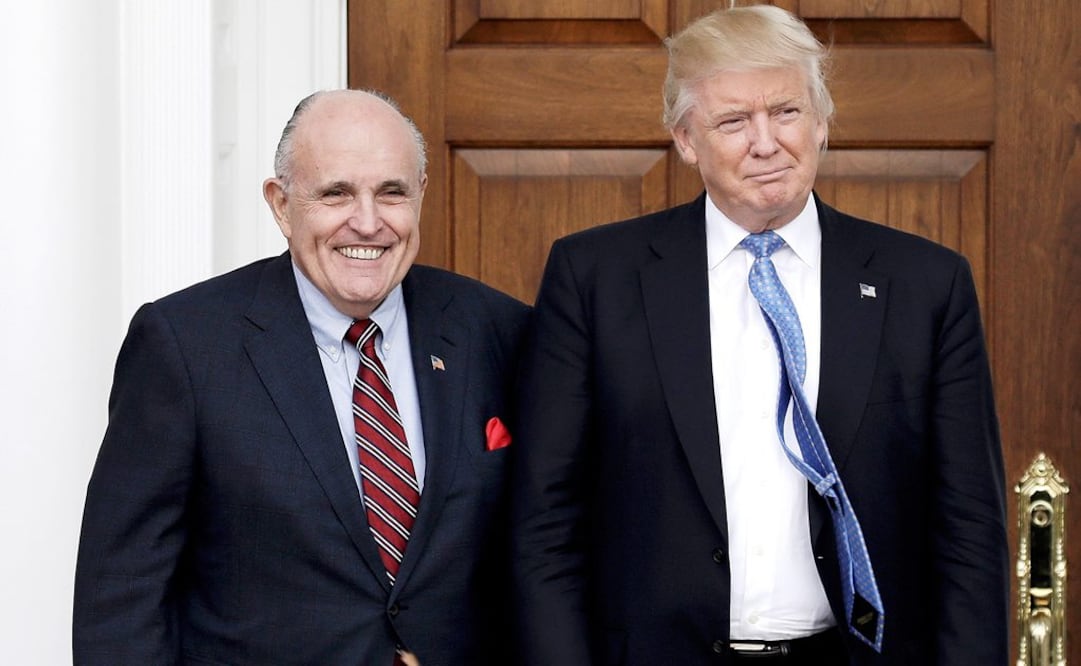 El abogado personal del mandatario, Rudy Giuliani, y el presidente Donald Trump (Foto: EFE)